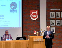 Kansanedustaja Timo Heinonen vieraili kevätkokouksessa 2015. Seuran puheenjohtaja Timo Suni kuuntelee Heinosen ylistäviä sanoja seuran saavutuksista.